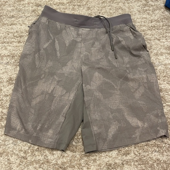 Lululemon T.H.E. Short 11”Size Medium 
Illusion White Light Cast - Picture 6 of 11